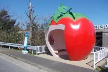 Photo: <a href="https://commons.wikimedia.org/wiki/File:Fruit_Shaped_Bus_Stops_in_Konagai_04.jpg" target="_blank" rel="noreferrer noopener nofollow">STA3816</a> / <a href="https://creativecommons.org/licenses/by-sa/4.0/deed.en" target="_blank" rel="noreferrer noopener nofollow">CC BY-SA 4.0</a>