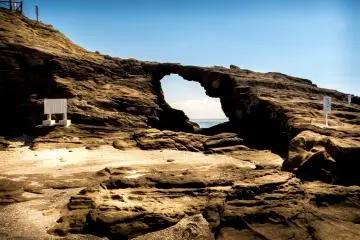 One of Jogashima's famous landmarks is “Umanose-Domon,” or “Horseback Cave Mouth”