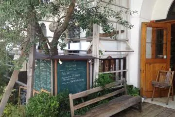 <p>ด้านหน้าคาเฟ่</p>
