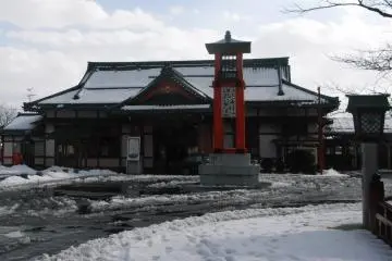 Photo: <a href="https://commons.wikimedia.org/wiki/File:JR_Yahiko_station_%283204955403%29.jpg" target="_blank" rel="noreferrer noopener nofollow">Yamaguchi Yoshiaki</a> / <a href="https://creativecommons.org/licenses/by-sa/2.0/" target="_blank" rel="noreferrer noopener nofollow">CC BY-SA 2.0</a>