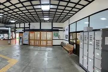 The interior of the station (Photo: <a href="https://commons.wikimedia.org/wiki/File:Yahiko_Station_Interior_April2020.jpg" target="_blank" rel="noreferrer noopener nofollow">Drph17</a> / <a href="https://creativecommons.org/licenses/by-sa/4.0/deed.en" target="_blank" rel="noreferrer noopener nofollow">CC BY-SA 4.0</a>)