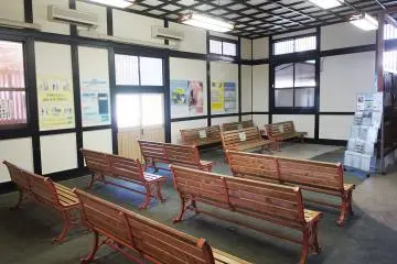 The waiting area inside the station (Photo: <a href="https://ja.wikipedia.org/wiki/%E3%83%95%E3%82%A1%E3%82%A4%E3%83%AB:JR_Yahiko_Line_Yahiko_Station_Waiting_room.jpg" target="_blank" rel="noreferrer noopener nofollow">Mister0124</a> / <a href="https://creativecommons.org/licenses/by-sa/4.0/deed.en" target="_blank" rel="noreferrer noopener nofollow">CC BY-SA 4.0</a>)