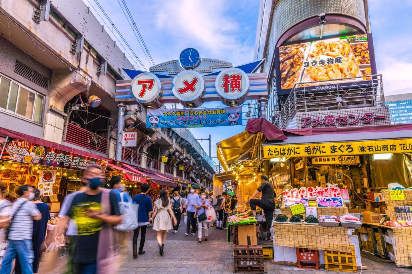 Busy shoppers on Ameyoko Shopping Street (Photo:  Ryuji / PIXTA)