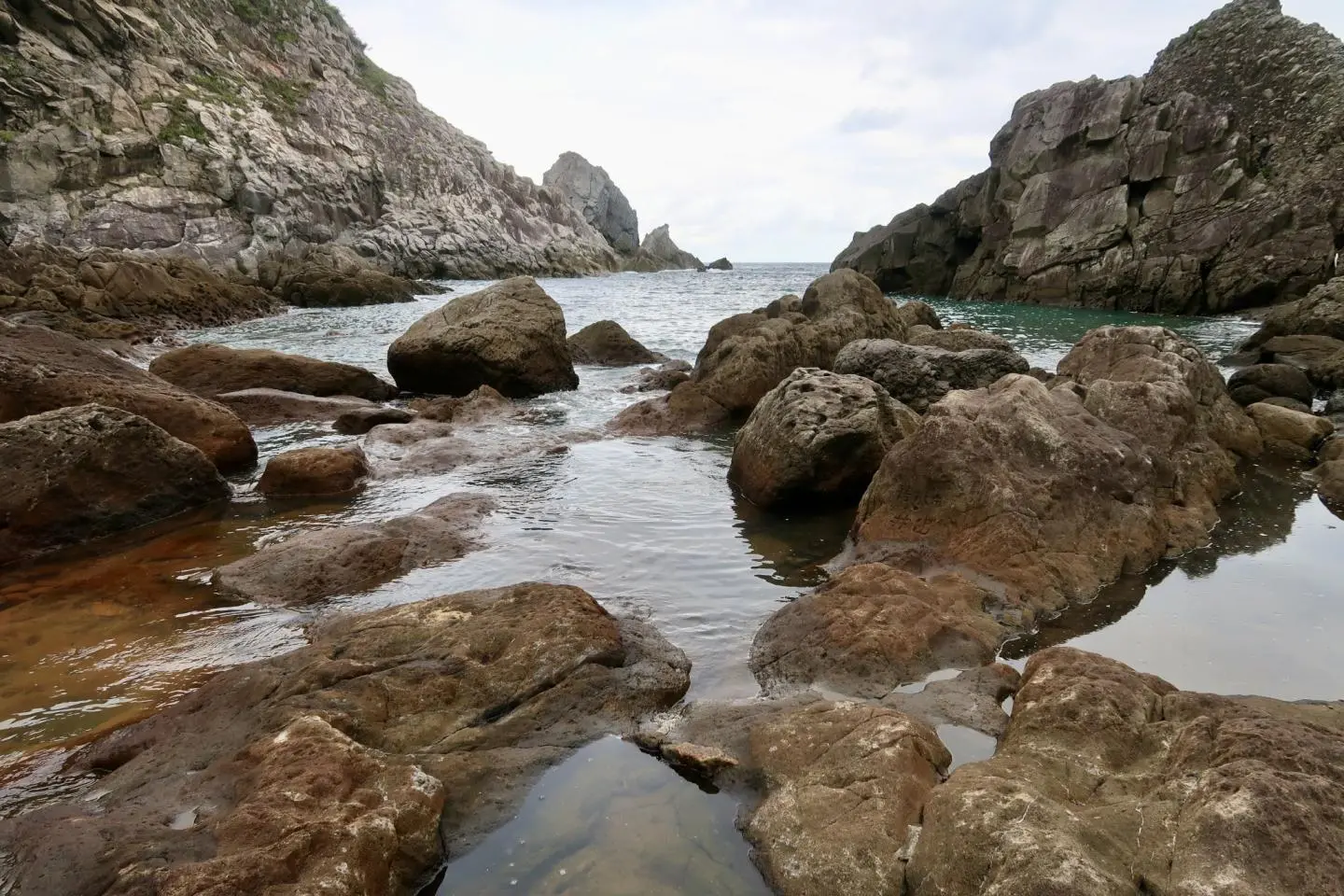 A natural onsen that blends into the sea