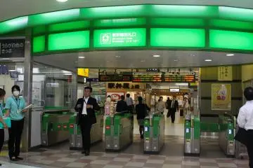 Pintu jalur kereta Shinkansen