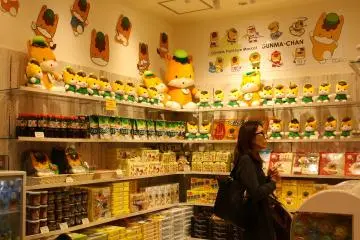 Bahkan orang dewasa pun mampir untuk melihat Gunma-chan