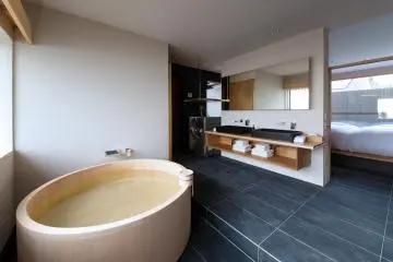 Hinoki bathtub (Photo: Kishi-ke)