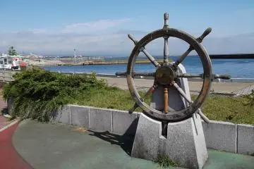 A ship's wheel reminds you of the city's seafaring heritage