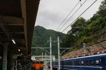 산 경치가 있는 역