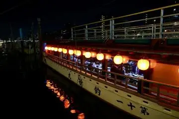 An atmospheric boating experience