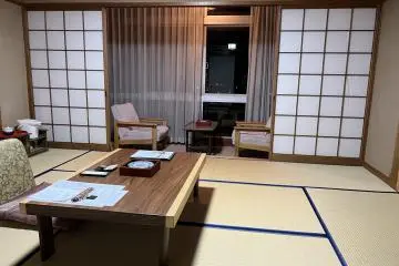 A room mountain/river view