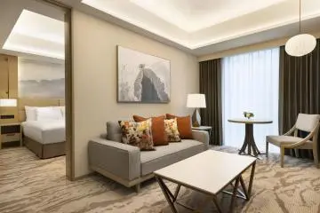 A glimpse at the Deluxe Suite (Photo: <a href="https://prtimes.jp/main/html/rd/p/000000089.000033161.html?fbclid=IwAR33B8scSJ0JWcgiB8PVlRw89zVe2Bvt1Z027wzRknRzQSYF43SOeMI_3K4" target="_blank" rel="noreferrer noopener nofollow">Hilton</a>)
