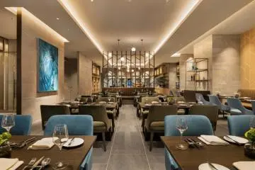 Korare Wine & Dine is an all-day restaurant at the hotel (Photo: <a href="https://prtimes.jp/main/html/rd/p/000000089.000033161.html?fbclid=IwAR33B8scSJ0JWcgiB8PVlRw89zVe2Bvt1Z027wzRknRzQSYF43SOeMI_3K4" target="_blank" rel="noreferrer noopener nofollow">Hilton</a>)