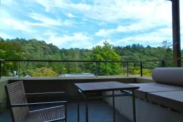 <p>Teras di kamar di sisi gunung.</p>

