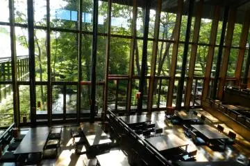 <p>Melihat ke bawah ke Kasuke dari Ruang Duduk Perpustakaan.</p>
