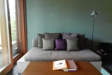 <p>Kamar dengan bantal nyaman dan besar.</p>
