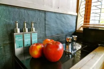 <p>Apel-apel ini diletakkan di kamar mandimu. Tapi kamu bisa memakannya jika mau.</p>
