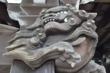 And some dragons are even wrapped around the columns