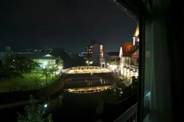 <p>วิวของแม่น้ำอุเรชิโนะจากระเยียงยามค่ำคืน</p>