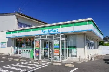 Photo: Family-Mart-store JA-Izumo-Otsu – <a href="https://commons.wikimedia.org/wiki/File:Family-Mart-store_JA-Izumo-Otsu.jpg" target="_blank" rel="noreferrer noopener nofollow">MaedaAkihiko</a> / <a href="https://creativecommons.org/licenses/by-sa/4.0/deed.en" target="_blank" rel="noreferrer noopener nofollow">CC BY-SA 4.0</a>