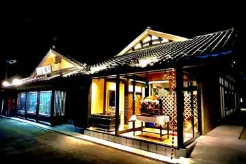  Shozan exterior at night (photo courtesy of Shozan)