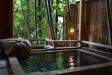 <p>แช่ตัวในออนเซนส่วนตัวของทานิงาวะติดกับห้องนอน</p>