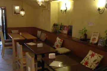 <p>พื้นที่นั่งหลังตู้วางขนมตรงทางเข้าด้านหน้าถูกตบแต่งไว้อย่างน่ารัก</p>