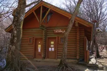 Mount Mitou Refuge hut (三頭山避難小屋)