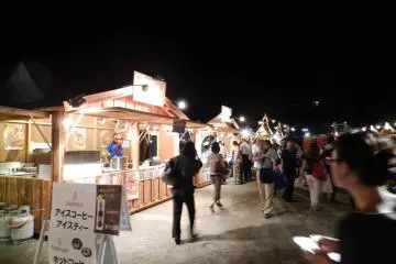 Plenty of little stalls selling everything from Christmas decorations to pretzels.