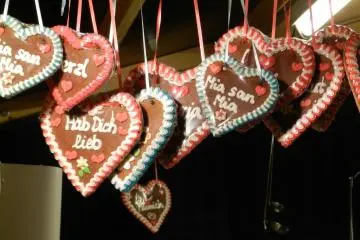 The traditional lebkuchenherzen heart-shaped gingerbread cookies.