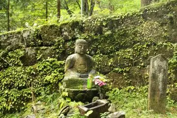 Many statues receiving offerings