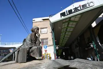 That is the building right behind the statue 
