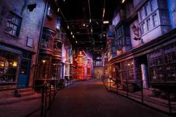 Diagon Alley (Photo: Warner Bros. Studio Tour London – The Making of Harry Potter)