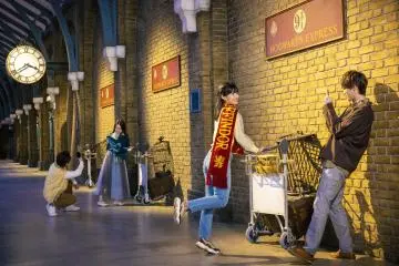 Platform 9 ¾  (Photo: © Warner Bros. Entertainment Inc. – Wizarding World publishing rights © J.K. Rowling)