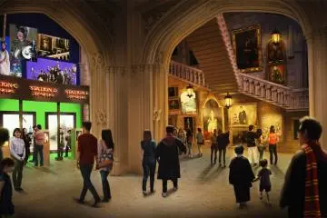 Witness moving portraits along the stairs (Photo: © Warner Bros. Entertainment Inc. – Wizarding World publishing rights © J.K. Rowling)