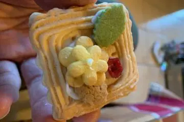 Butter cookie with fruit and flowers