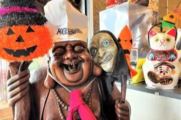 On arrival, a maneki-neko cat adorned with “Day of the Dead” motifs greeted me, like the Mexican All Souls Day reincarnation. Next to the cat was an Ebisu-like laughing Buddha, holding a totem with an orange Halloween pumpkin