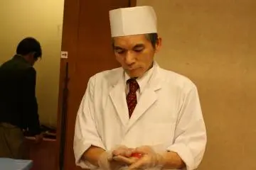 <p>ซูชปั้นสด ๆ ตรงหน้า</p>