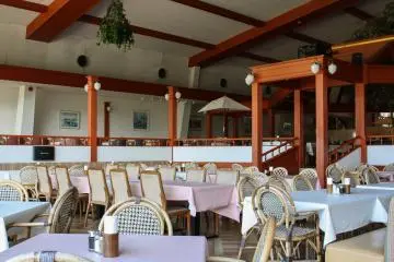 <p>ทานอาหารที่ห้องอาหารสไตล์ยุโรป</p>