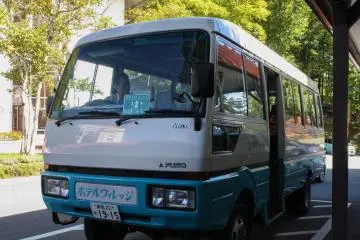 <p>รถบัสรับส่งแสนสะดวกสบายของนาคาซาวะ วิลเลจ</p>