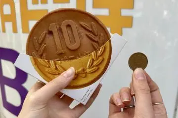 ¥10-shaped bread compared to a ¥10 coin