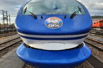 The head of the Detective Conan Ver. Train carries the special logo for the project. 