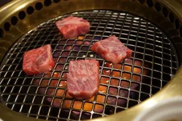 Wagyu (Photo: sirloin – <a href="https://www.flickr.com/photos/mawari/8536243927/in/photolist-e1q4Fo-e1jnZ4-e1jtVr-e1joqe-e1juW8-e1q9iA-e1jn7P-e1q7GG-e1q8dL-e1q7dj-e1qac7-e1q2po-e1qaAq-e1q4dj-e1qbFq-e1q5ao-e1jwiM-e1jqKr-e1q3Hs-e1jrDZ-e1q6by-e1qdsf-e1qcT9-e1qchq-e1qe13" target="_blank" rel="noreferrer noopener nofollow">Hideya HAMANO</a> / <a href="https://creativecommons.org/licenses/by-nc-nd/2.0/" target="_blank" rel="noreferrer noopener nofollow">CC BY-NC-ND 2.0</a>)