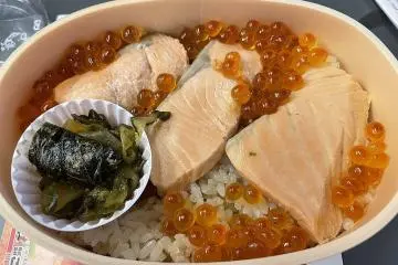 Harako-meshi (Photo: Ekiben Harakomeshi – <a href="https://commons.wikimedia.org/wiki/File:Ekiben_Harakomeshi.jpg" target="_blank" rel="noreferrer noopener nofollow">Totti</a> / <a href="https://creativecommons.org/licenses/by-sa/4.0/deed.en" target="_blank" rel="noreferrer noopener nofollow">CC BY-SA 4.0</a>)