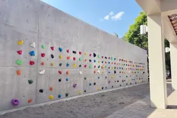 Bouldering alley (free area)