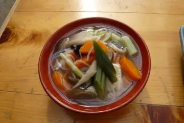A local dish of Fukushima Prefecture. Shot at Ouchi-juku, Fukushima (Photo:  Kozuyu – <a href="https://ja.m.wikipedia.org/wiki/%E3%83%95%E3%82%A1%E3%82%A4%E3%83%AB:Kozuyu.jpg" target="_blank" rel="noreferrer noopener nofollow">Opqr</a> / <a href="https://creativecommons.org/licenses/by-sa/3.0/deed.en" target="_blank" rel="noreferrer noopener nofollow">CC BY-SA 3.0</a>)