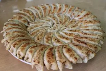 Enban Gyoza dumplings served in traditional disc-shape (Photo: <a href="https://en.japantravel.com/fukushima/ishikari-ramen/31045" target="_blank" rel="noreferrer noopener nofollow">Tom Roseveare</a> / JT)