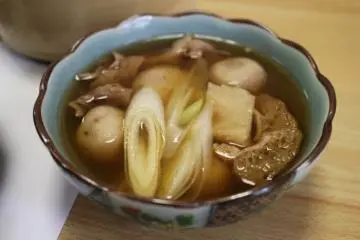 Imoni stew with onions, beef and a warm soy-sauce broth (Photo: <a href="https://en.japantravel.com/yamagata/top-10/31584" target="_blank" rel="noreferrer noopener nofollow">Tom Roseveare</a> / JT)