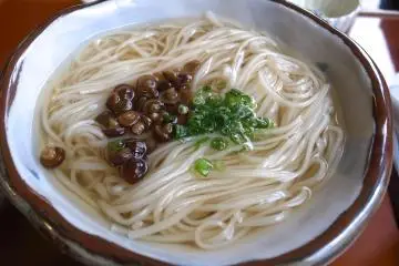 Photo: Inaniwa Udon Noodle – <a href="https://www.flickr.com/photos/pelican/7147379729/in/photolist-bTAbYZ-bEFprW-7Z6Shm-7Z6Sro-LF79X-RscMMi-RscMMD-RscML6-48z1Vg-2gawQU6-nhaSja-hUVNGp-8neAy-2mXVfAk-6KbXJR-6Kgdqh-6KbZjv-8sJJU4-DbD29E-2kX3BUd-bpB7vu-a78ts-z9zrhD-e28Y8j-6Kg6Nd-8QSPom-5qysUz-EMmTzH-ad8om2-pNmRzB-2mRoUY9-d7XLnY-EMmTDk-DmepCT-9cKQ3E-8neAx-zstpno-nrgnbY-7WXpzG-4q8JsB-HybW1-4jBEX5-2hBz25J-4WcRXi-Dsq4Ya-zQZCHS-mt2Hr-A2FCoM-fpCfr8-ASENWo" target="_blank" rel="noreferrer noopener nofollow">pelican</a> / <a href="https://creativecommons.org/licenses/by-sa/2.0/" target="_blank" rel="noreferrer noopener nofollow">CC BY-SA 2.0</a>