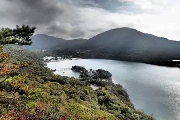 <p>Melihat ke bawah ke arah danau kawah</p>
